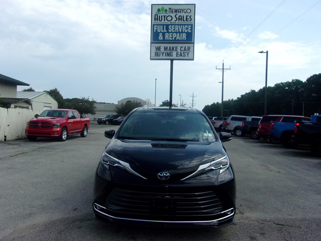 2024 Toyota Sienna Image 2