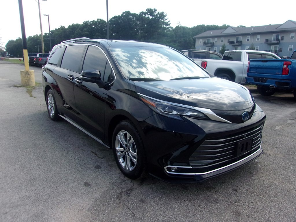 2024 Toyota Sienna Image 3