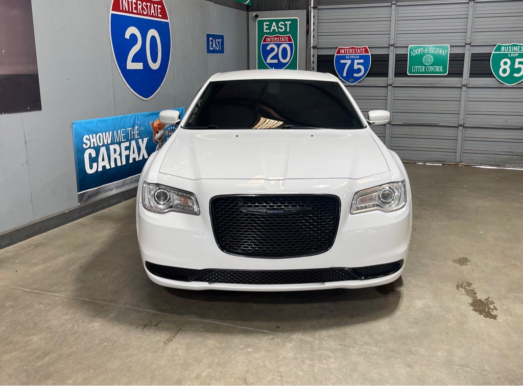 2019 Chrysler 300 Image 2