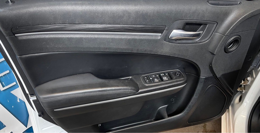 2019 Chrysler 300 Image 9