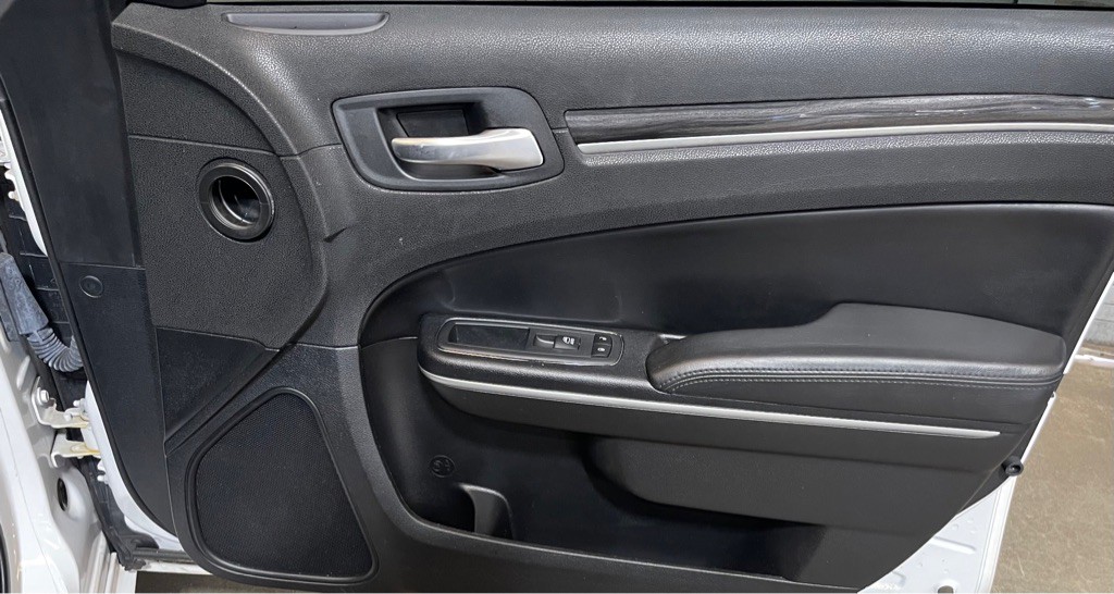 2019 Chrysler 300 Image 16