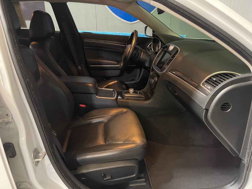 2019 Chrysler 300 Image 17