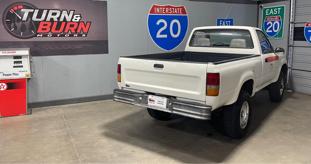 1990 Toyota Pickup Image 4