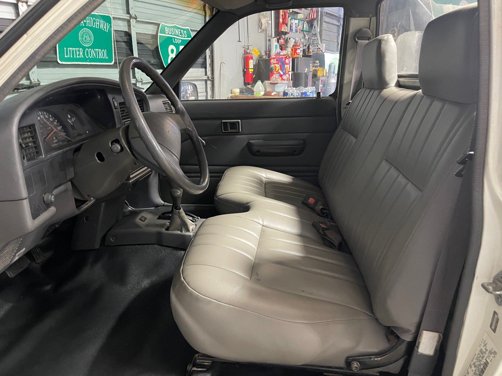 1990 Toyota Pickup Image 9