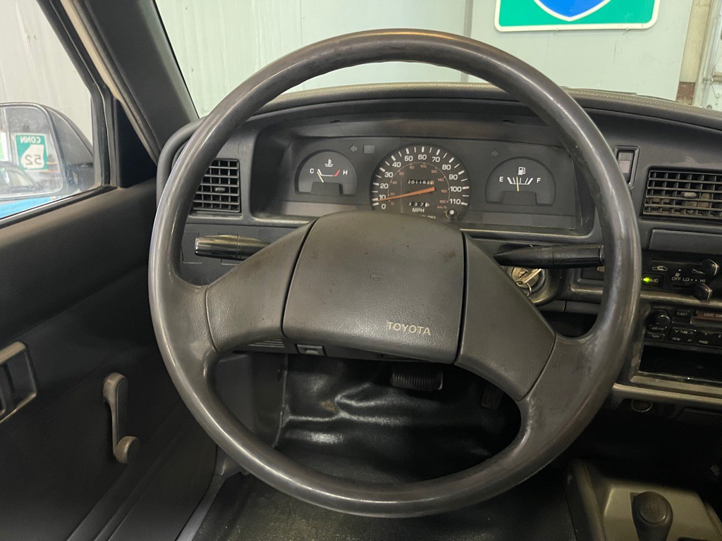 1990 Toyota Pickup Image 11