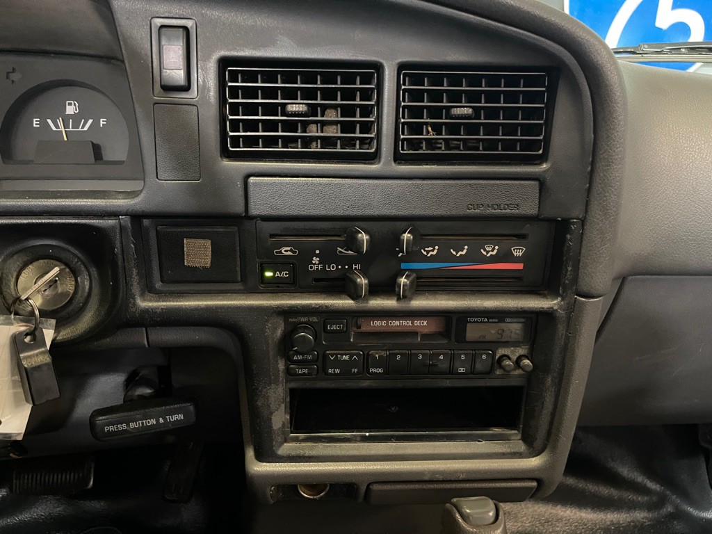 1990 Toyota Pickup Image 12