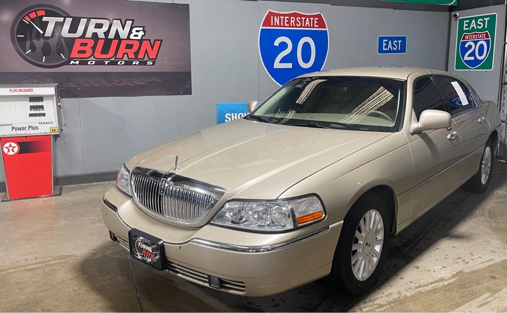 2005 Lincoln Town Car Image 1