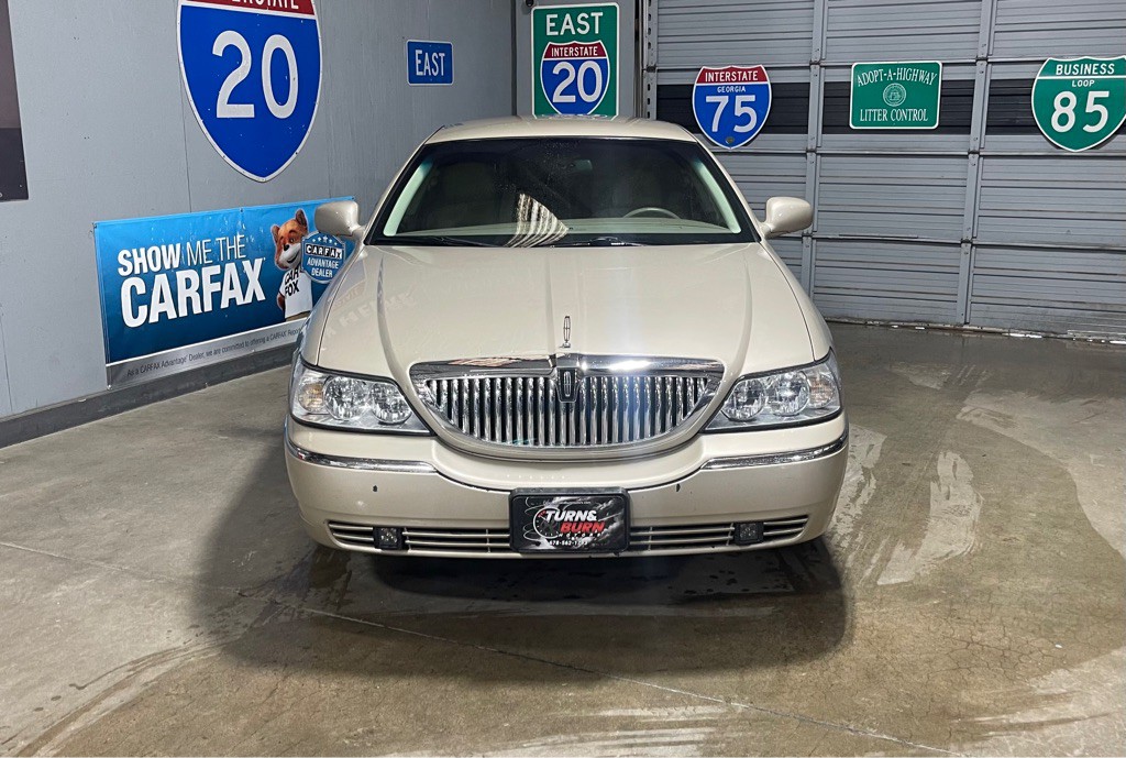2005 Lincoln Town Car Image 2