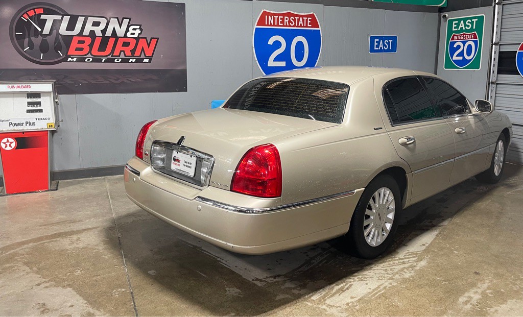 2005 Lincoln Town Car Image 4