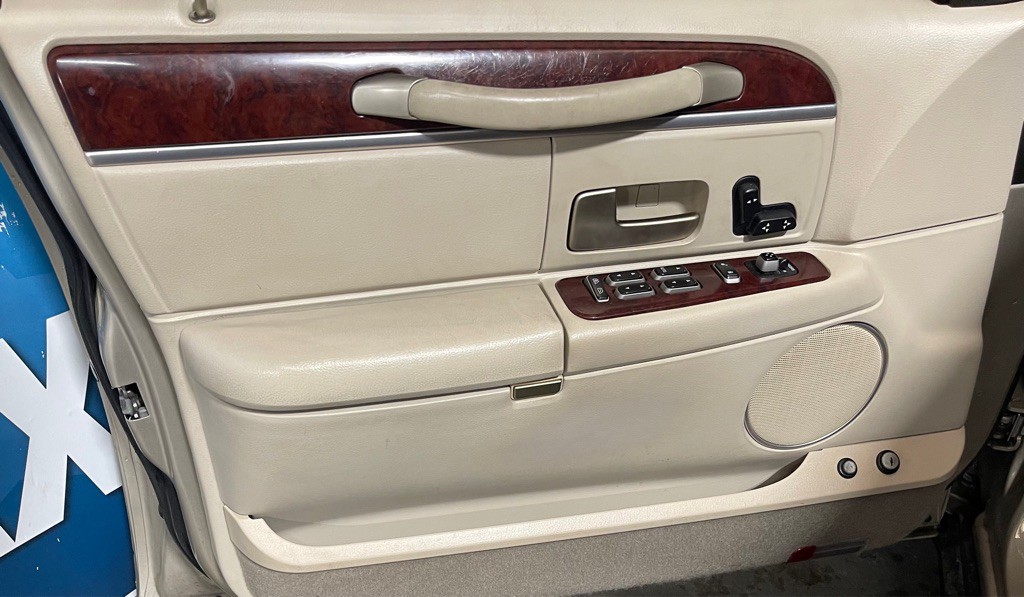 2005 Lincoln Town Car Image 9