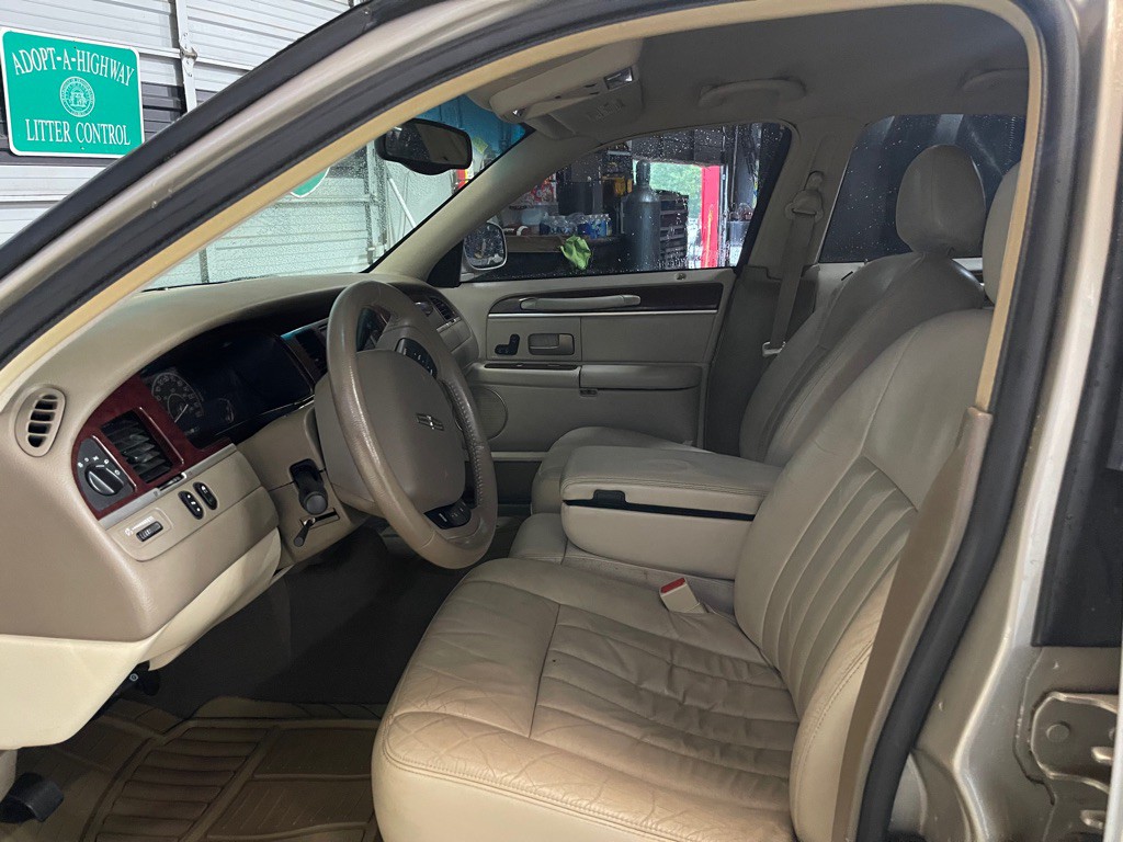 2005 Lincoln Town Car Image 10