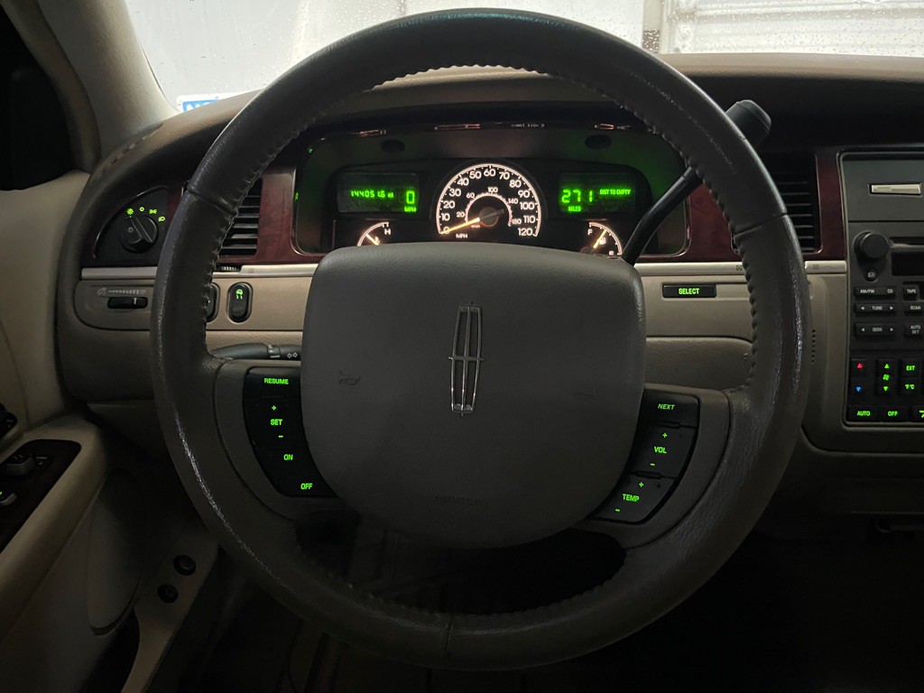 2005 Lincoln Town Car Image 12