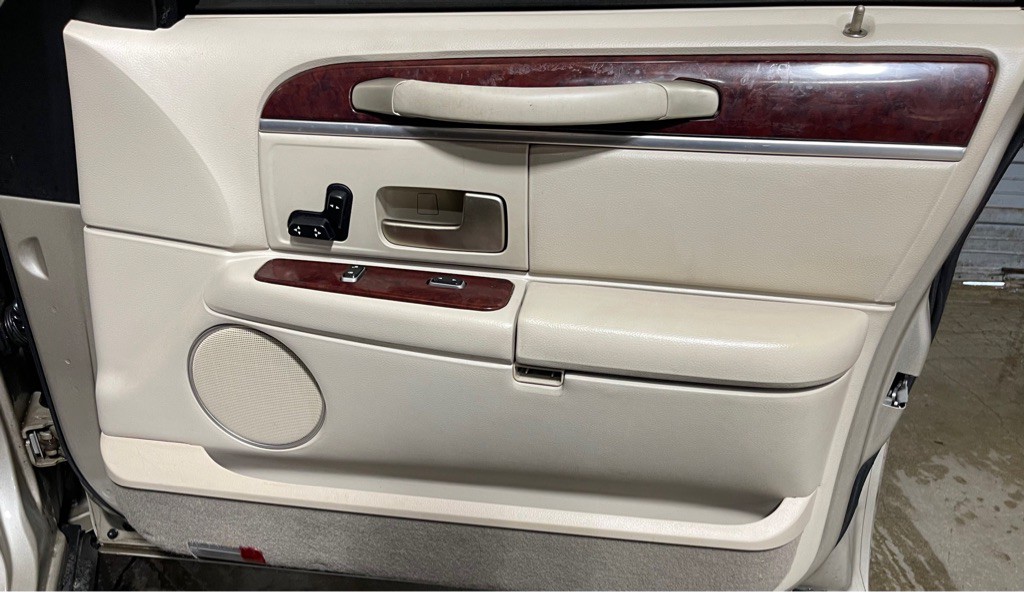 2005 Lincoln Town Car Image 16