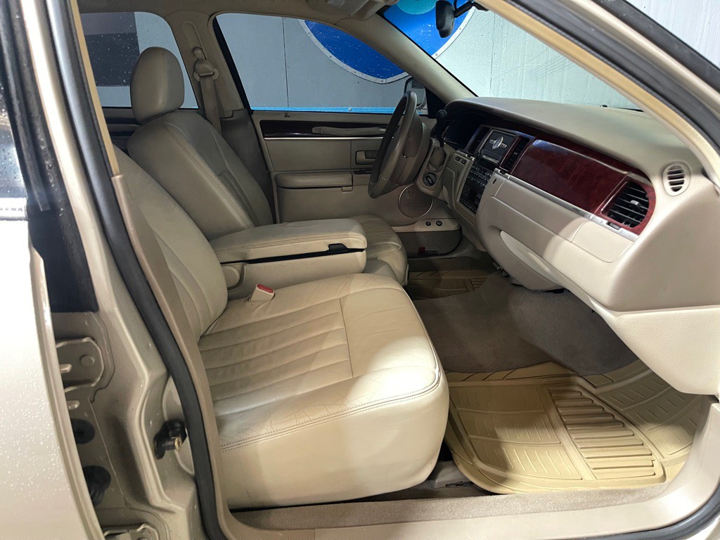 2005 Lincoln Town Car Image 17