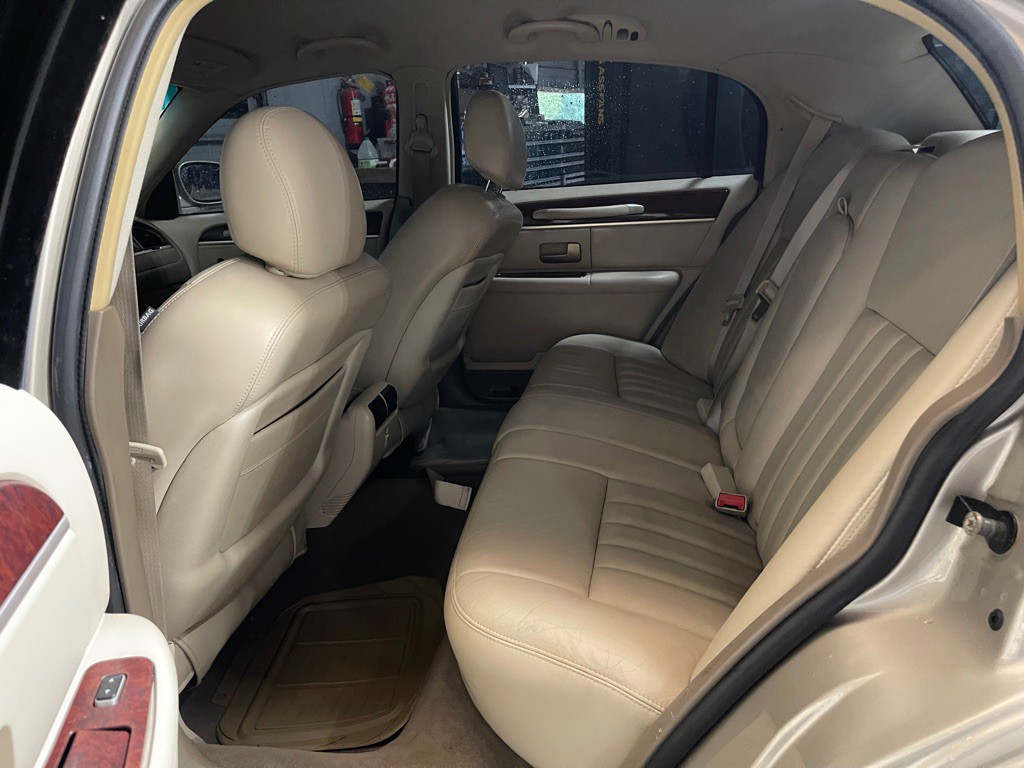 2005 Lincoln Town Car Image 18
