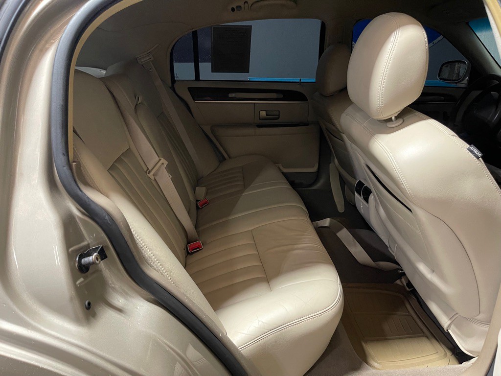 2005 Lincoln Town Car Image 19
