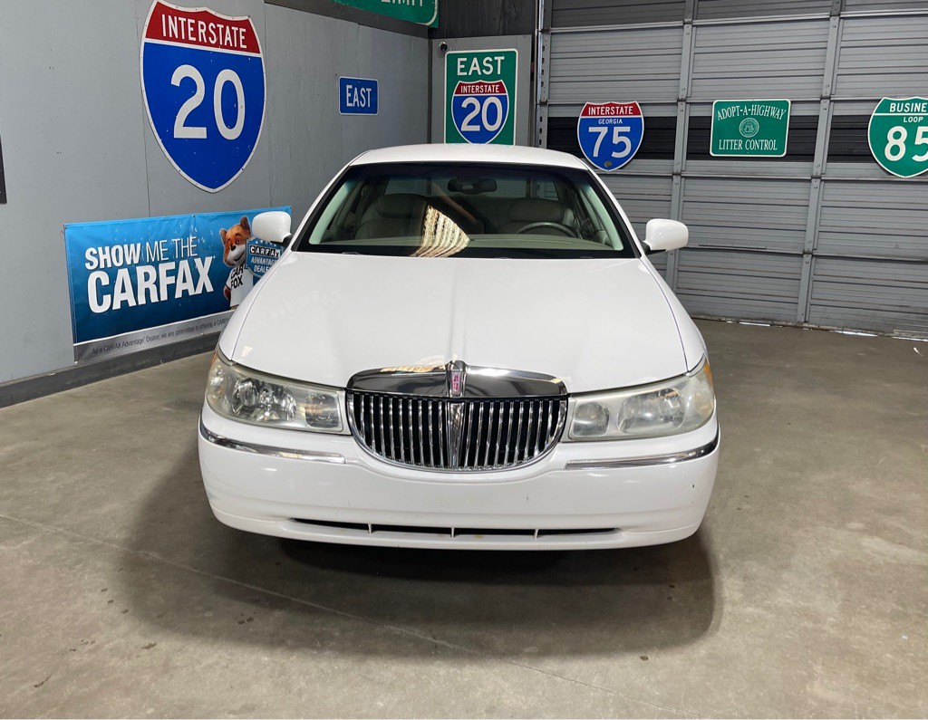 2001 Lincoln Town Car Image 2