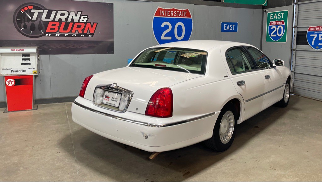 2001 Lincoln Town Car Image 4