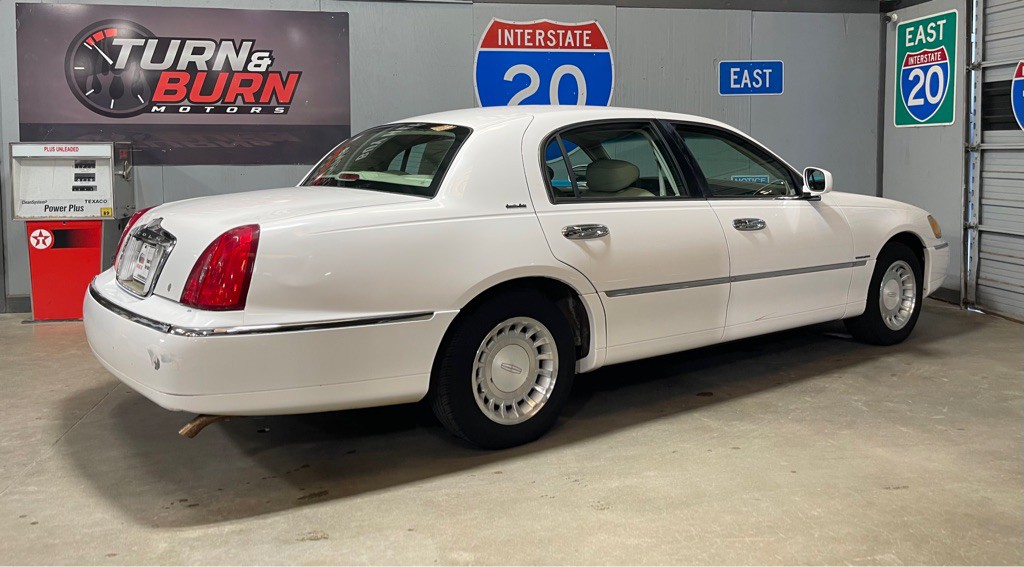 2001 Lincoln Town Car Image 5