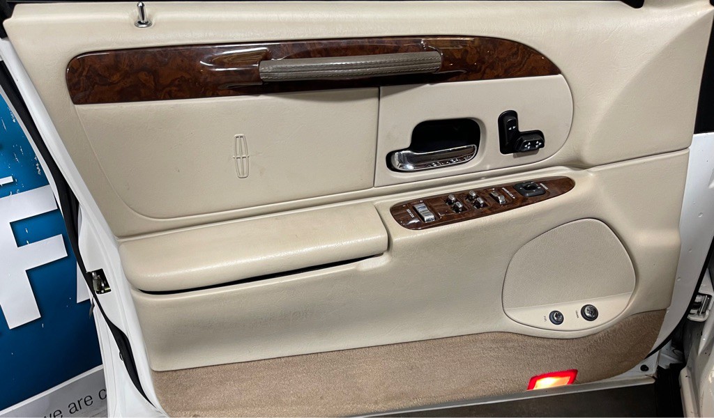 2001 Lincoln Town Car Image 9