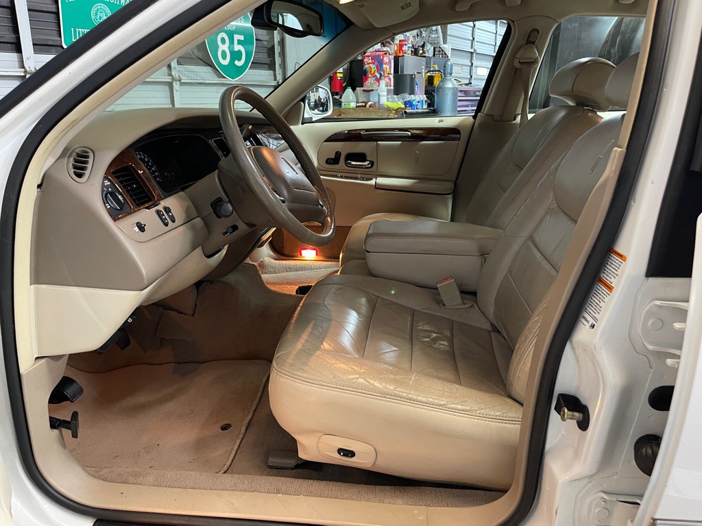 2001 Lincoln Town Car Image 10