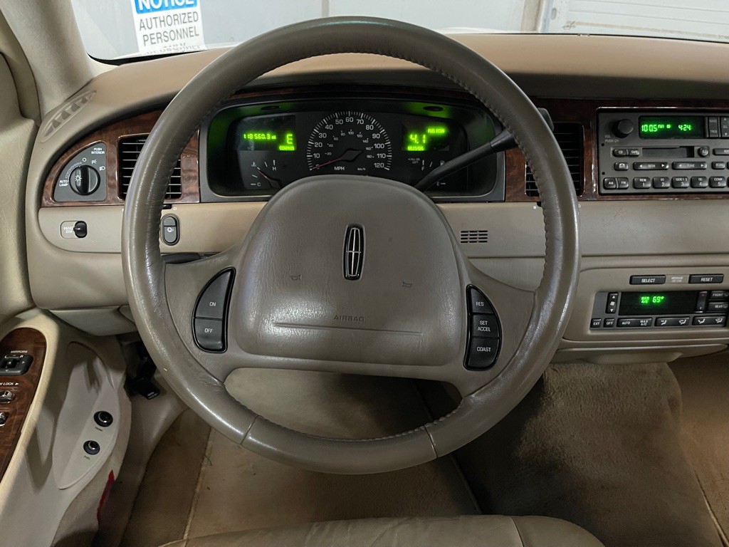 2001 Lincoln Town Car Image 12