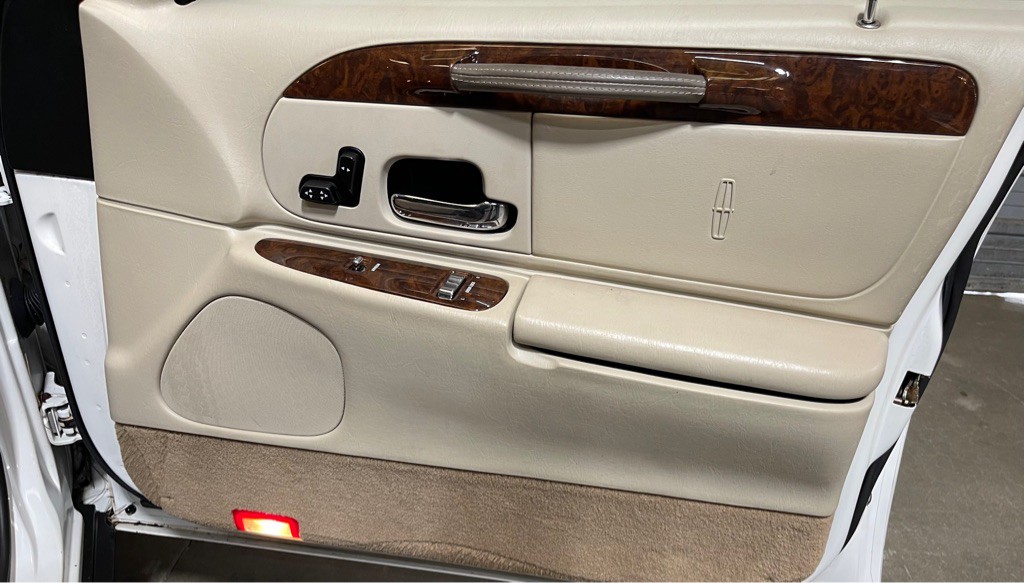 2001 Lincoln Town Car Image 16