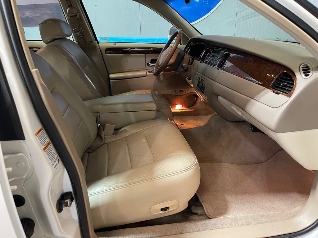 2001 Lincoln Town Car Image 17