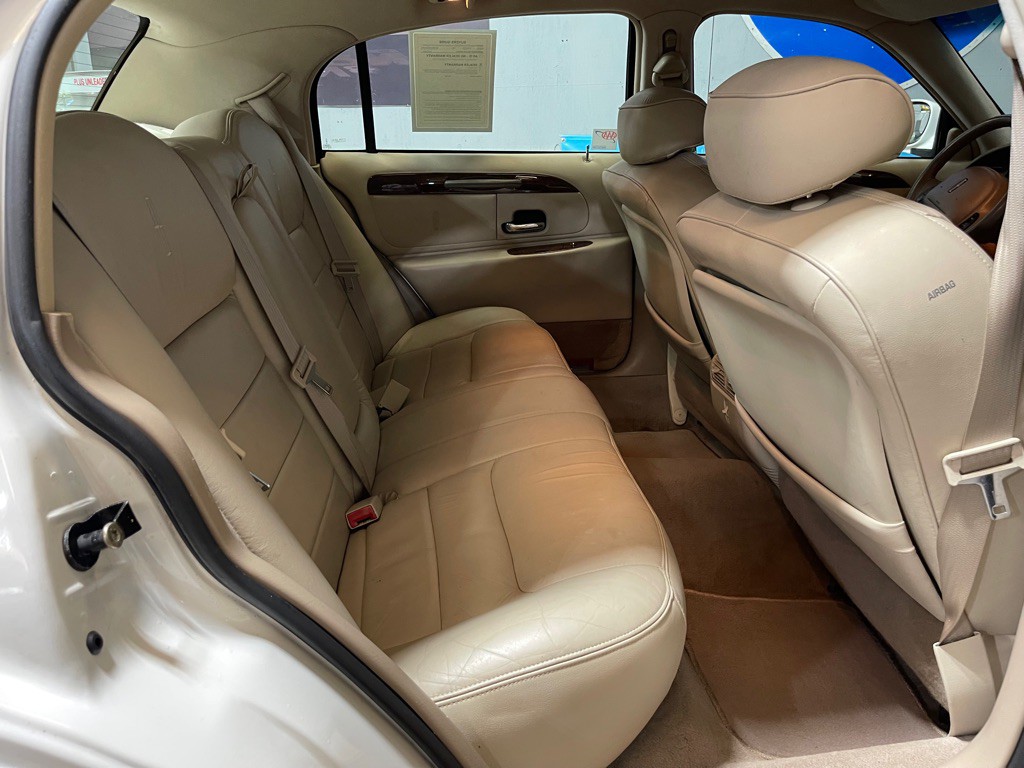 2001 Lincoln Town Car Image 19