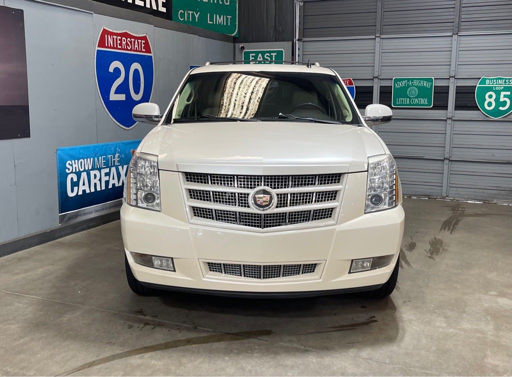 2013 Cadillac Escalade Image 2