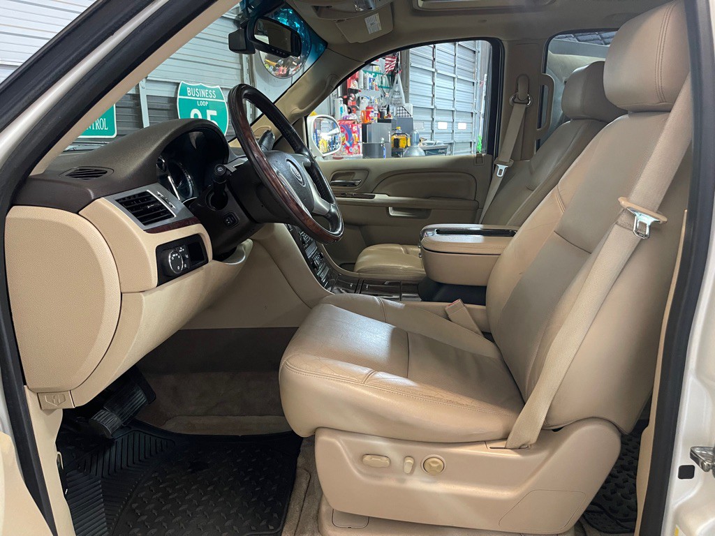 2013 Cadillac Escalade Image 10