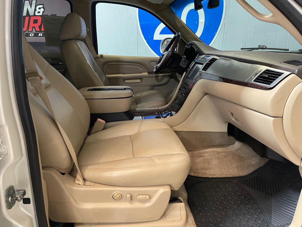 2013 Cadillac Escalade Image 17