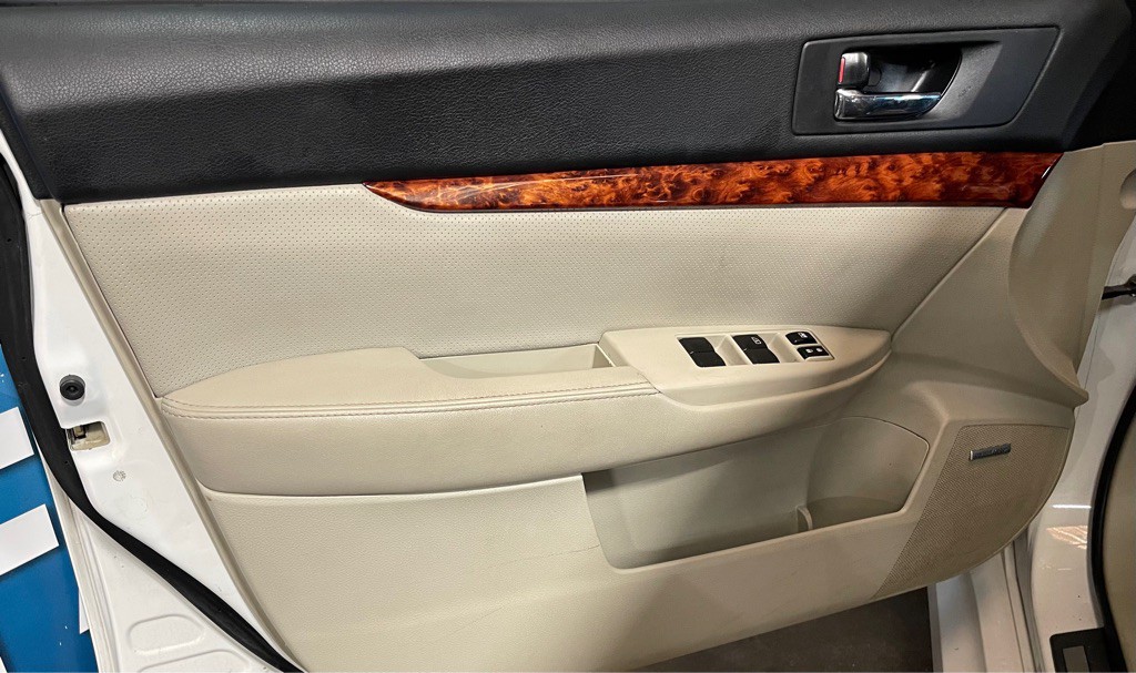 2011 Subaru Legacy Image 9