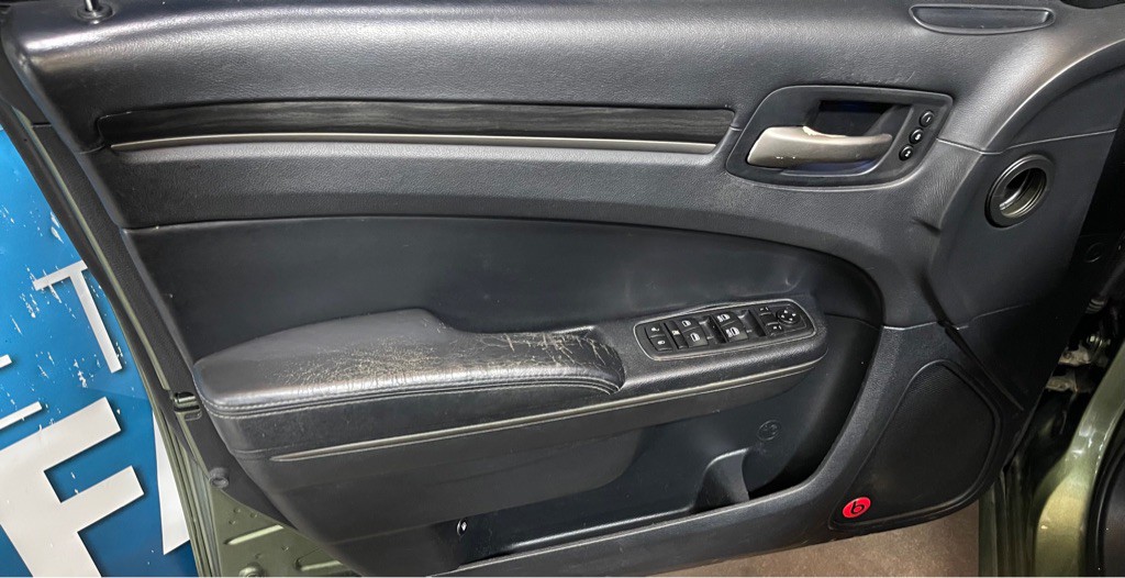 2013 Chrysler 300 Image 9