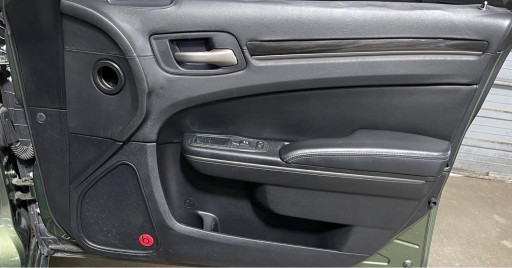 2013 Chrysler 300 Image 16