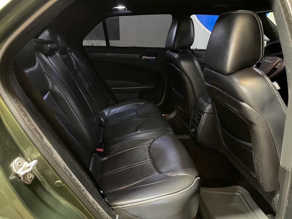 2013 Chrysler 300 Image 19