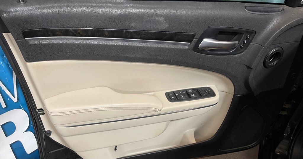 2016 Chrysler 300 Image 9