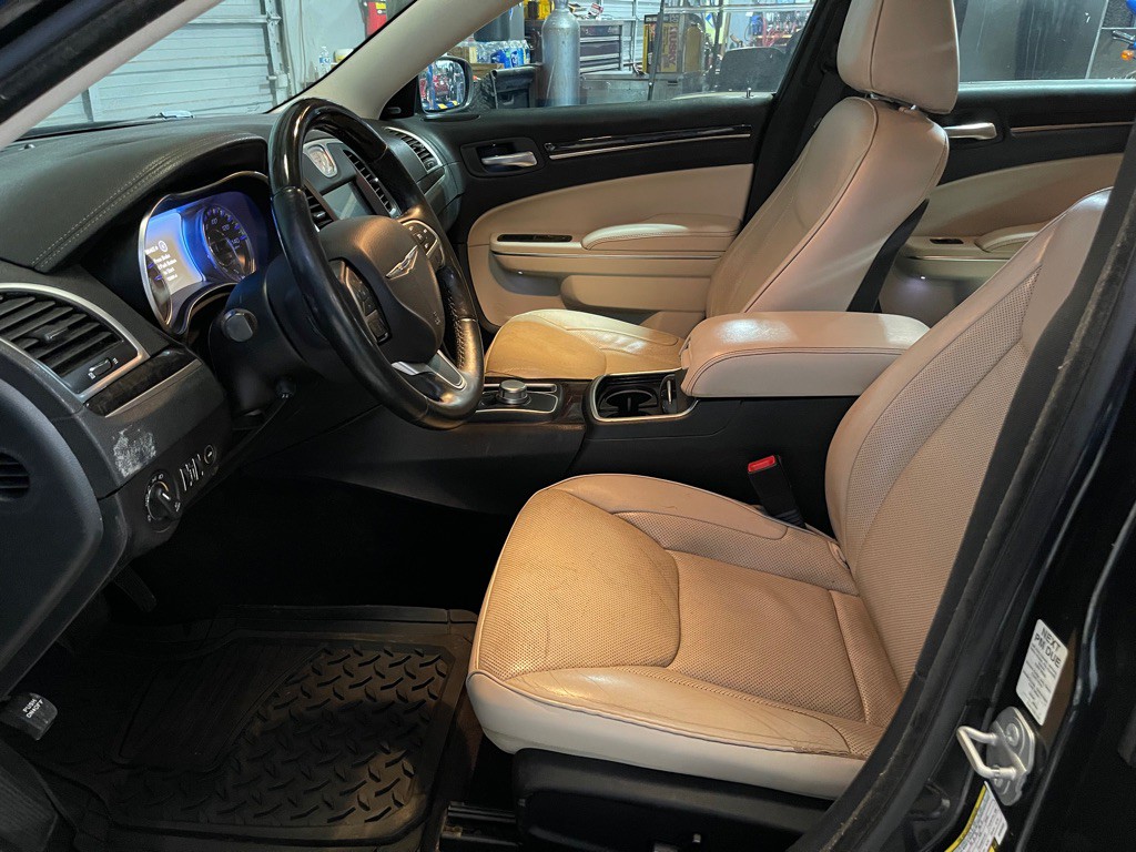 2016 Chrysler 300 Image 10