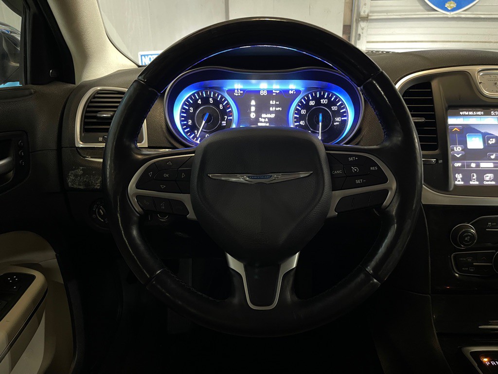 2016 Chrysler 300 Image 12