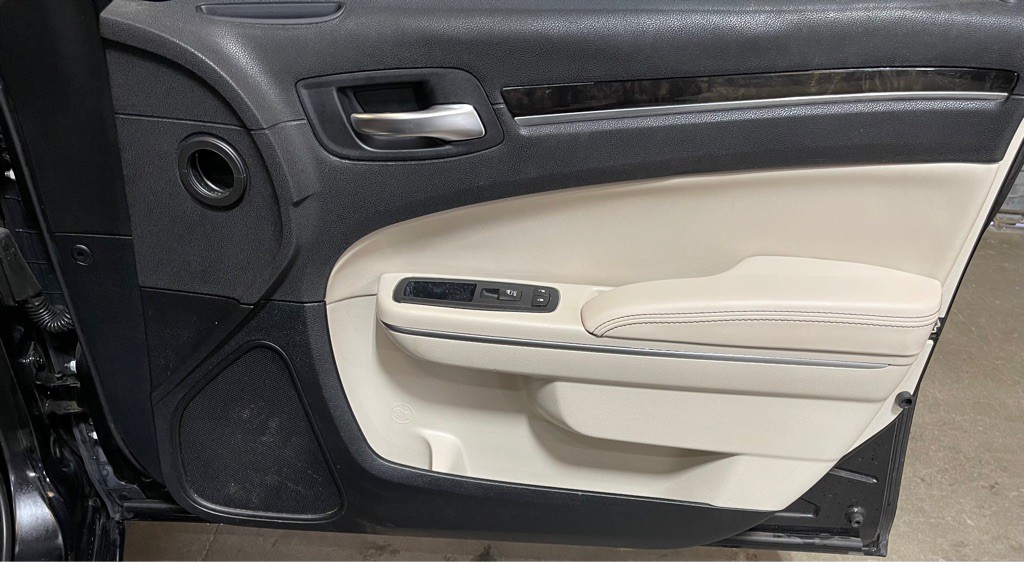 2016 Chrysler 300 Image 16