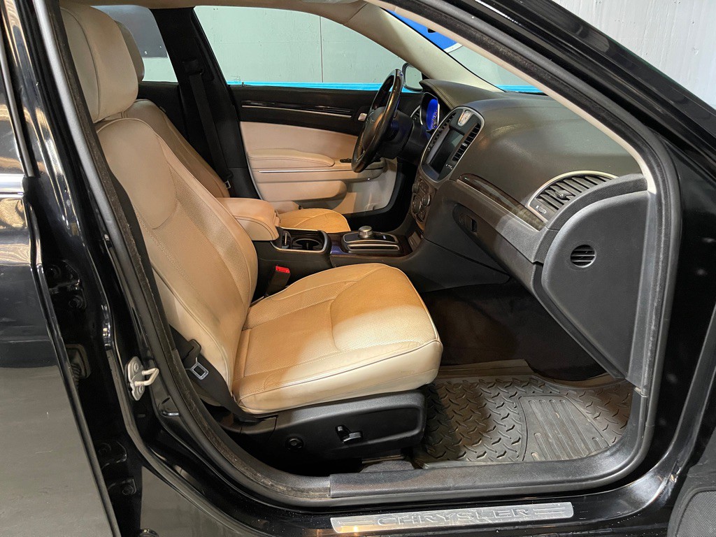 2016 Chrysler 300 Image 17