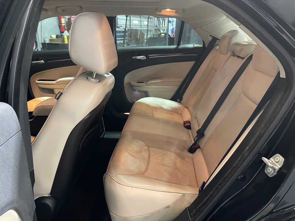 2016 Chrysler 300 Image 18