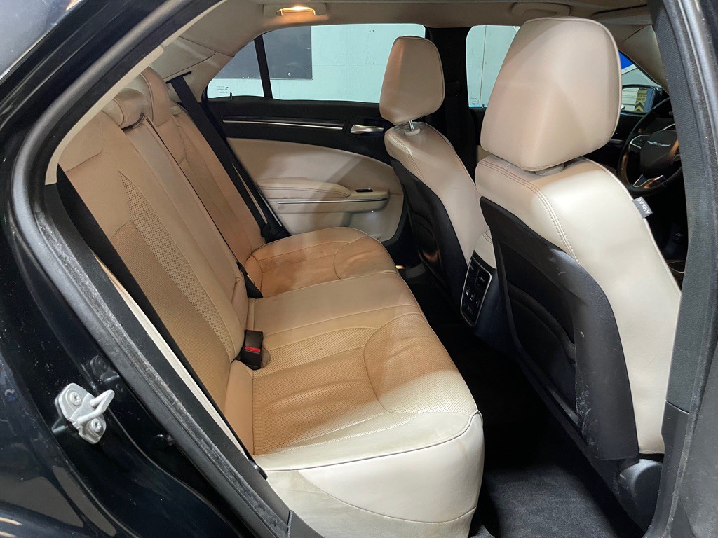 2016 Chrysler 300 Image 19