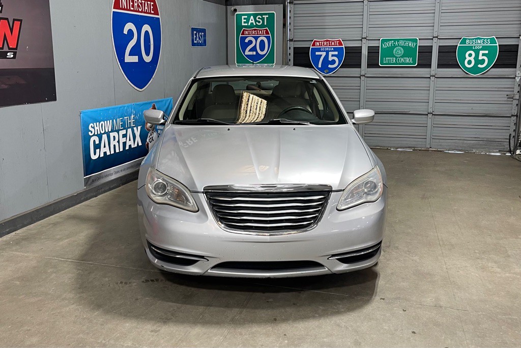2011 Chrysler 200 Image 2