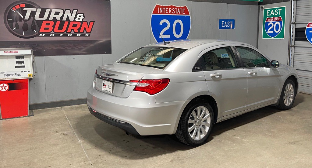 2011 Chrysler 200 Image 4