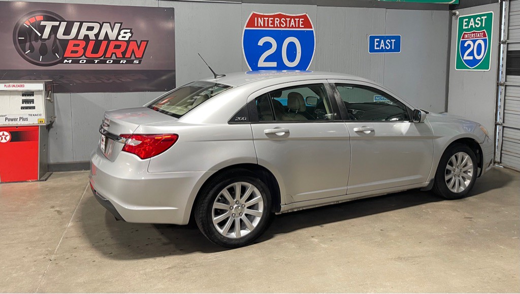 2011 Chrysler 200 Image 5