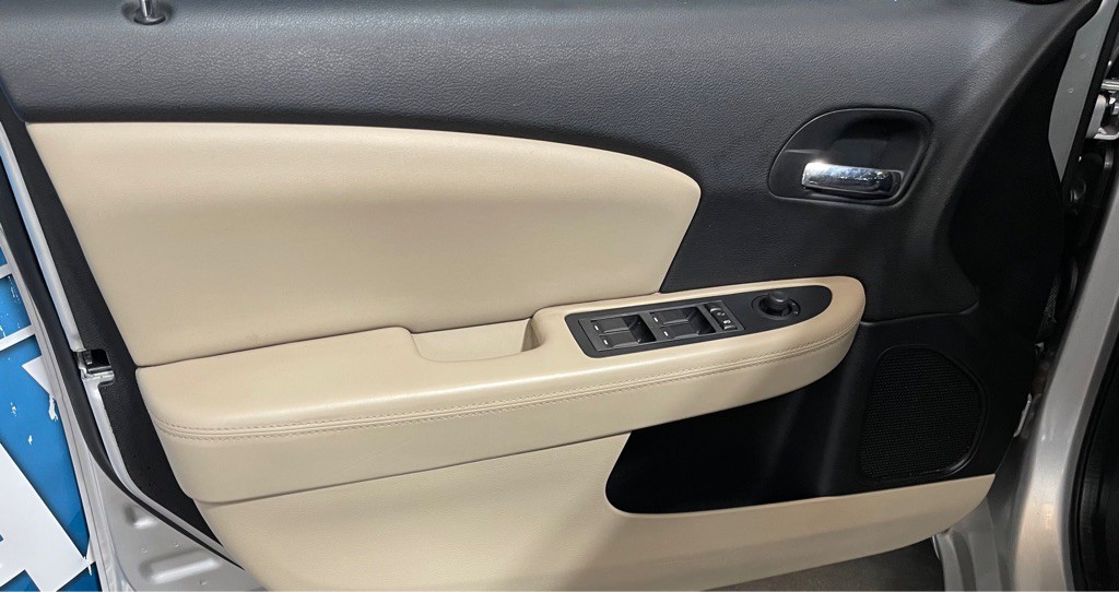 2011 Chrysler 200 Image 9