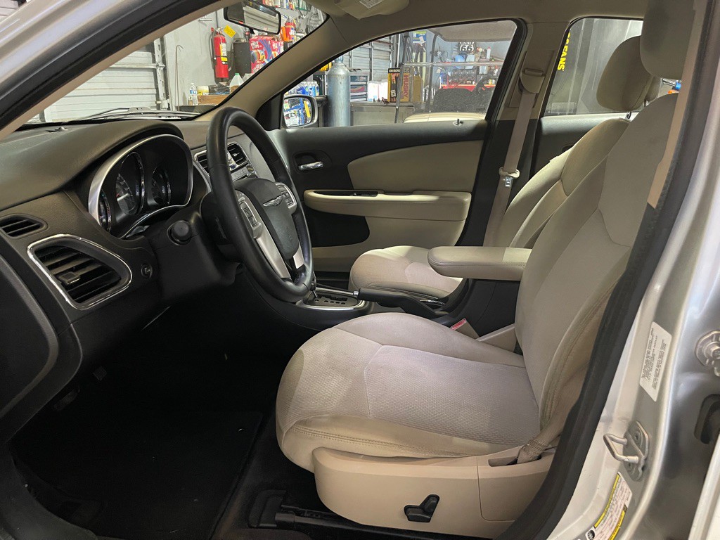2011 Chrysler 200 Image 10