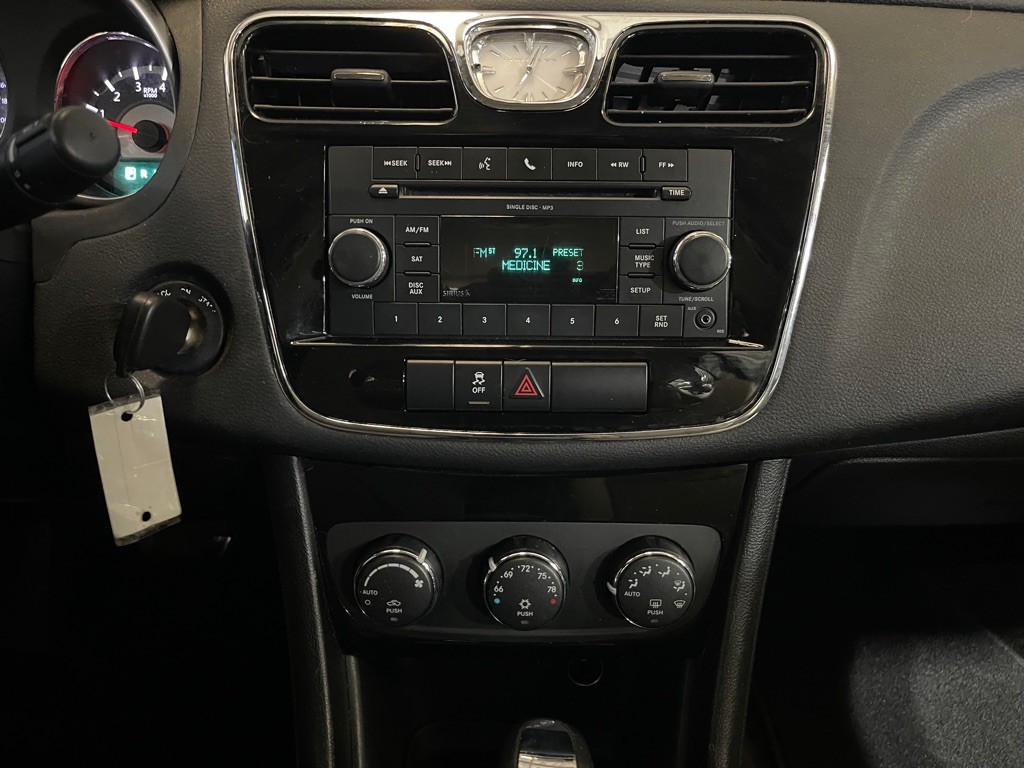 2011 Chrysler 200 Image 13