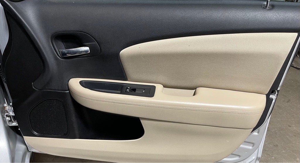2011 Chrysler 200 Image 16